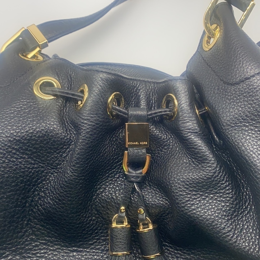 Michael Kors - Camden Black Pebbled Leather Shoulder Handbag With Snap Closure - Picture 8 of 16